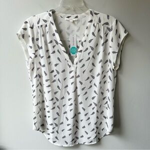 StitchFix Fun2Fun women’s short sleeved feather print blouse